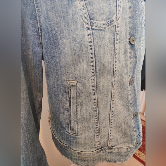 Torrid distressed faded denim jeans jacket π§₯ (Small) & Fits like a Medium - Picture 9 of 16